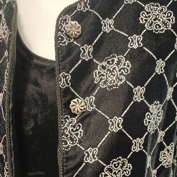2/$50 Black & Silver Sparkle Blazer - Size Medium - Picture 8 of 13